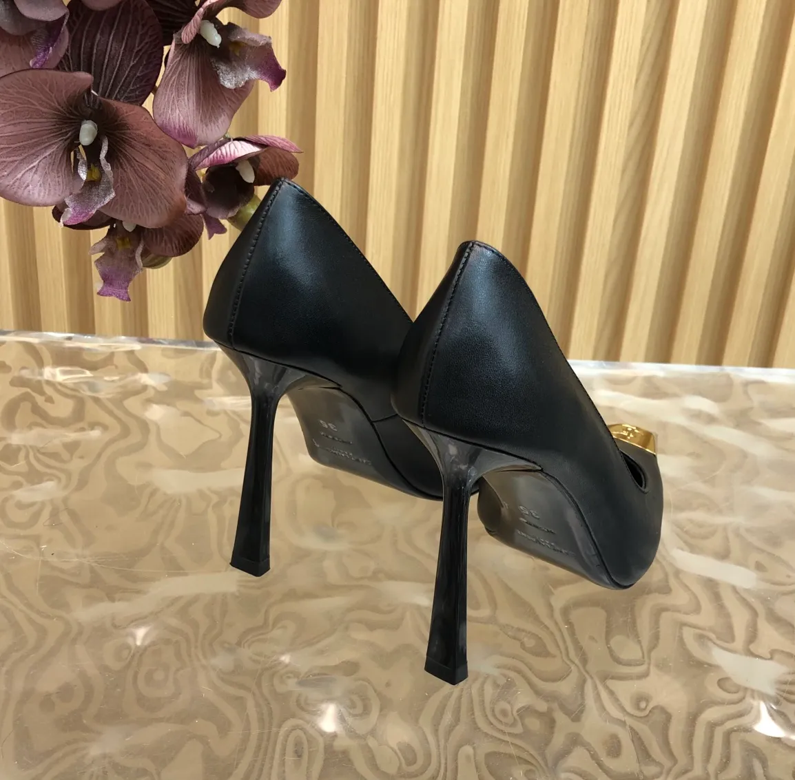 👟👟Ex-factory price 600👟👟 Top-quality Saint Laurent/Yves Saint Laurent Lee metal buckle single shoes. YSL sister's beautiful high heels are the same style as Saint Laurent Rose. The small square toe. The high-heeled shoes are very good at modifying the foot shape. The luxurious metal chain. In recent years, SL👟👟The ex-factory price is that women are becoming more and more understanding of high-heeled shoes. The embarrassing design impression of waterproof platform models has been eliminated. YSL's beautiful high-heeled shoes Upper: Imported patent leather/cowhide Sole: Genuine leather outsole Heel height: 11cm Size 35-39 (40, 41 customized, non-refundable and non-exchangeable)